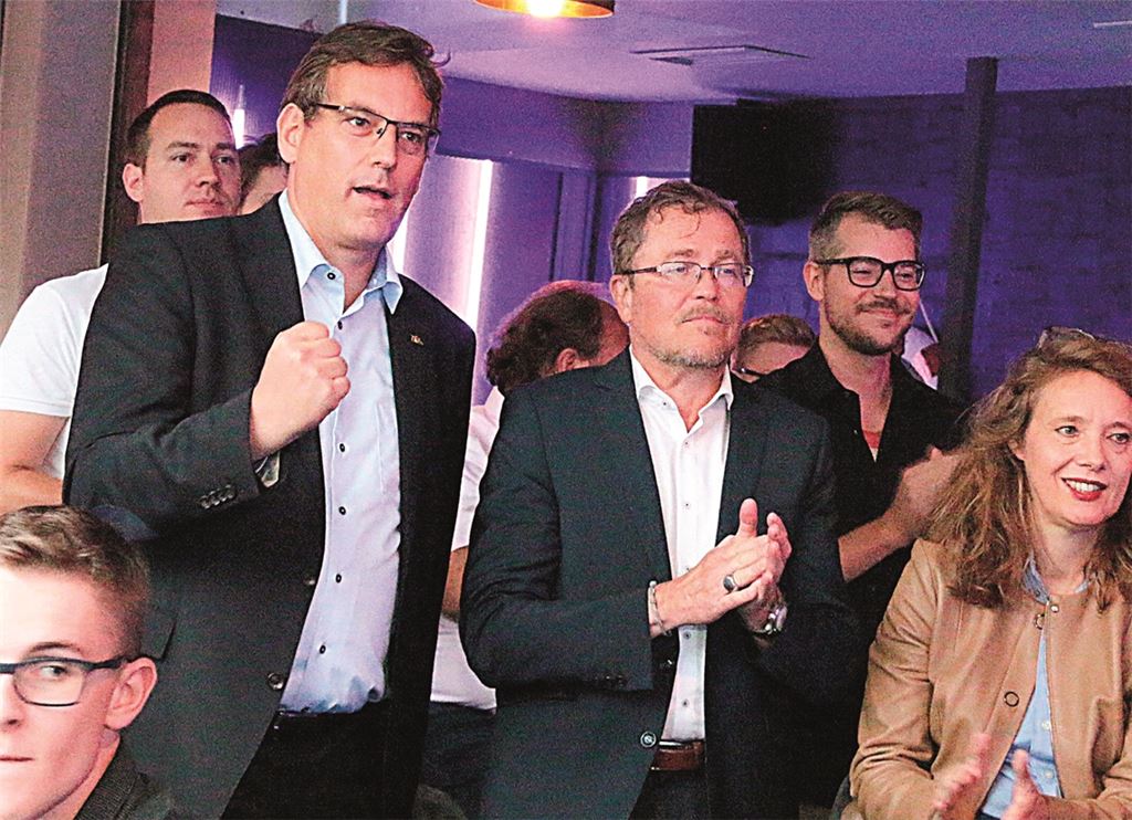 Das FDP-Lager um Rainer Semet (Mitte) registriert das solide Ergebnis. Foto: Wacker