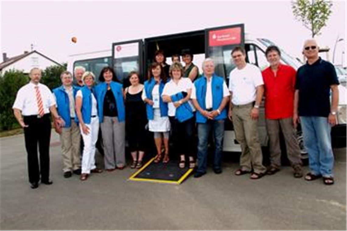 Das Fahrerteam mit dem Vorsitzenden des Trägervereins Jürgen Idziok (li.) und dem Fahreinsatzleiter Walter Ruppert (2. v. re.).  Foto: Appich