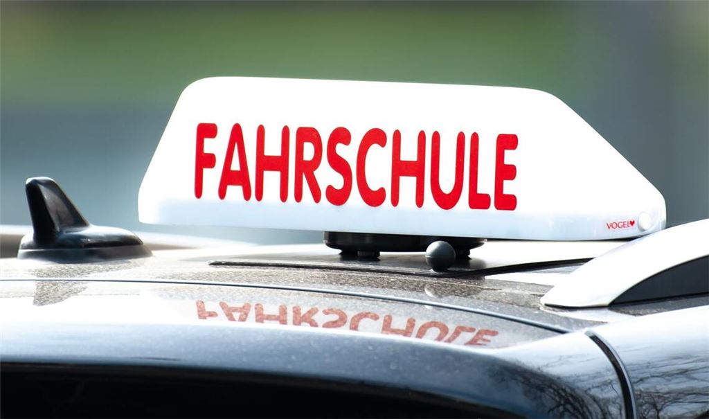 Das Fahrschulauto krachte gegen einen Baum und überschlug sich. (Symbolbild)