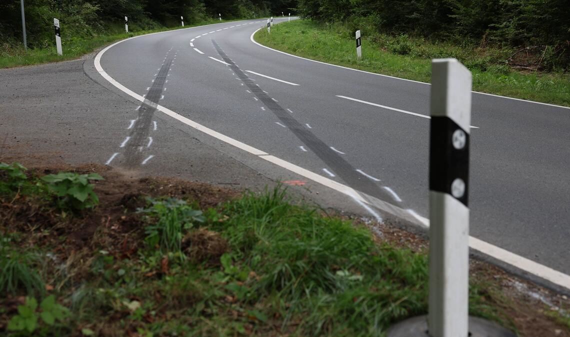 Das Fahrzeug kam in der Nähe von Reinhardshagen von der Fahrbahn ab und prallte gegen mehrere Bäume, wie das Polizeipräsidium Nordhessen am Morgen mitteilte. 
