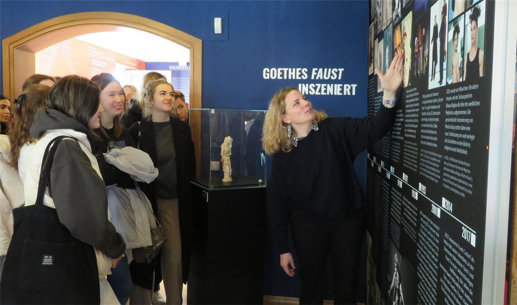 Das Faust-Museum ist gefragt – unter anderem auch bei Schulklassen. Hier führt Dr. Denise Roth Gäste aus Hessen durch die Räume. Foto: Archiv