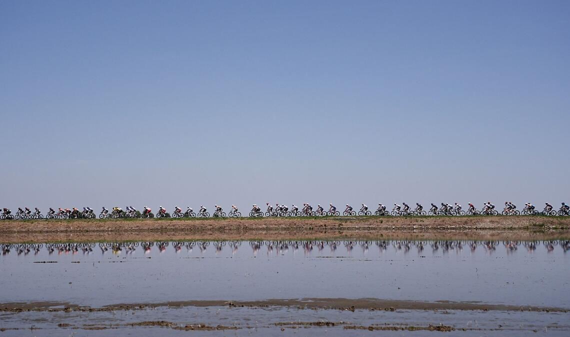 Das Feld der Fahrer durchquert Reisfelder beim Giro d’Italia auf der 13. Etappe.