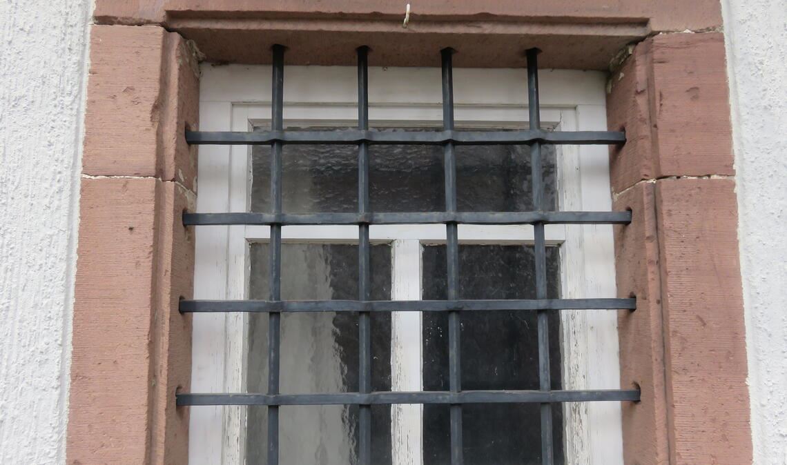 Das Fenster ist modern, die Gitter sind es wohl auch. Dennoch vermitteln die Stäbe vor der ehemaligen Arrestzelle einen Eindruck davon, wie sich die Eingesperrten gefühlt haben mögen. Fotos: Becker