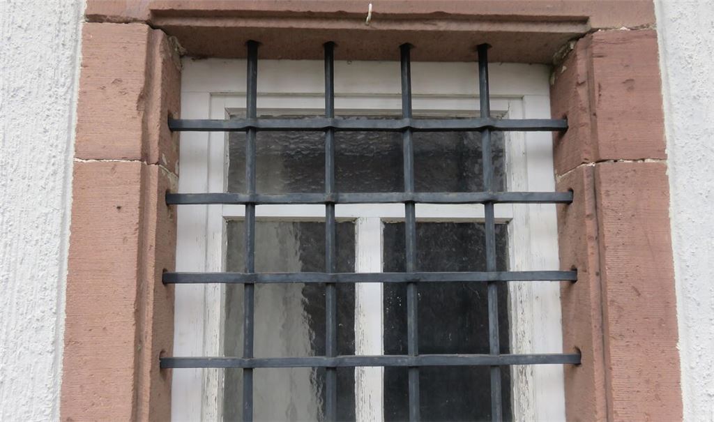 Das Fenster ist modern, die Gitter sind es wohl auch. Dennoch vermitteln die Stäbe vor der ehemaligen Arrestzelle einen Eindruck davon, wie sich die Eingesperrten gefühlt haben mögen. Fotos: Becker