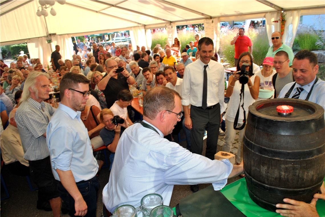 Impressionen vom Straßenfest Mühlacker am Samstag Fassanstich01