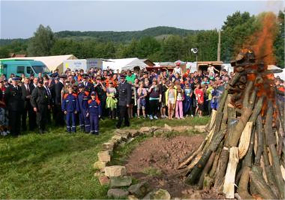 Das Feuer brennt: Das siebte internationale Zeltlager der Kreisjugendfeuerwehren im Enzkreis hat begonnen. Es findet noch bis zum 5. August in Diefenbach statt.
Foto: Garhöfer