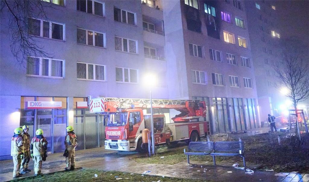 Das Feuer war am Mittwochabend in einer Wohnung eines 20-geschossigen Gebäudes im Ortsteil Friedrichsfelde im Bezirk Lichtenberg ausgebrochen.