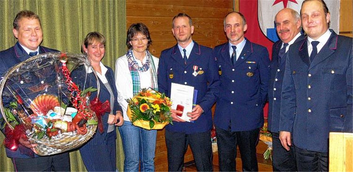 Das Feuerwehrehrenzeichen in Silber wurde an Christof Schweitzer (Mitte) verliehen, seine Partnerin Gabriele Pfefferle (li. daneben) erhielt einen Blumenstrauß. Zur Ehrung gratulierten Jochen Häffner (Abteilung Sternenfels), Bürgermeisterin Sigrid Hornauer, Gesamtkommandant Klaus Riekert, Verbandsvorsitzender Martin Rühle und Kreisbrandmeister Christian Spielvogel (v. li.).