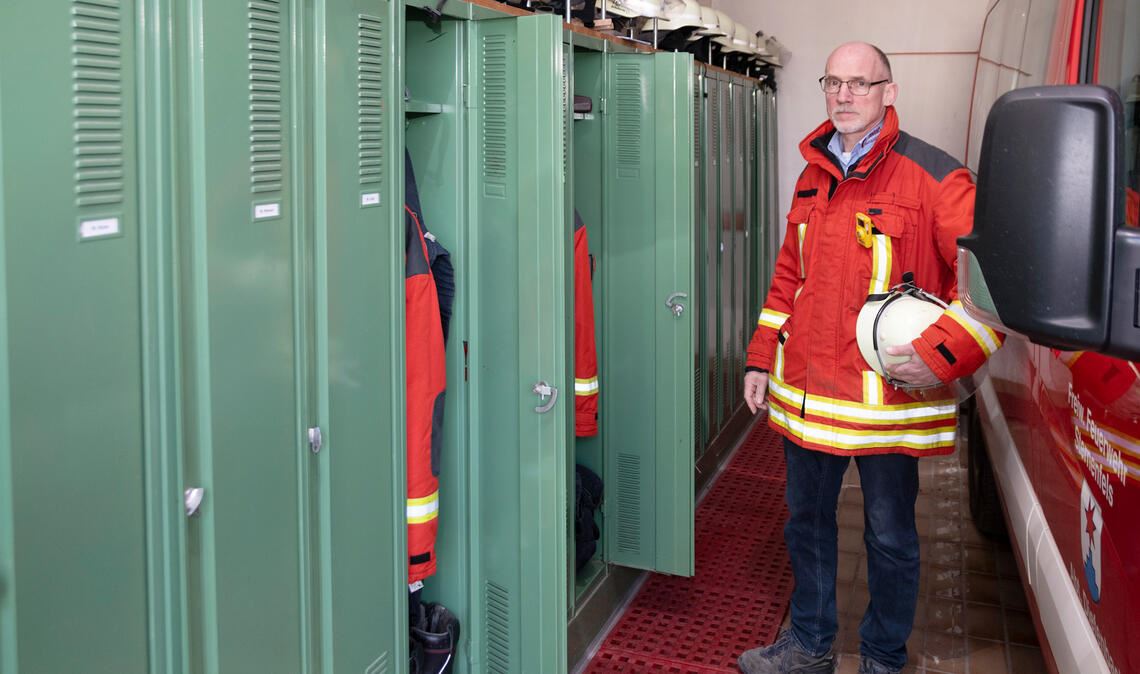 Das Feuerwehrgebäude in Diefenbach hat viele Jahre auf dem Buckel und ist laut Klaus Riekert, Gesamtkommandant der Freiwilligen Feuerwehr Sternenfels und Diefenbach, nicht mehr modernisierbar. Hier gibt es für die Einsatzkräfte keine Duschen und keine getrennten Umkleiden. Foto: Fotomoment
