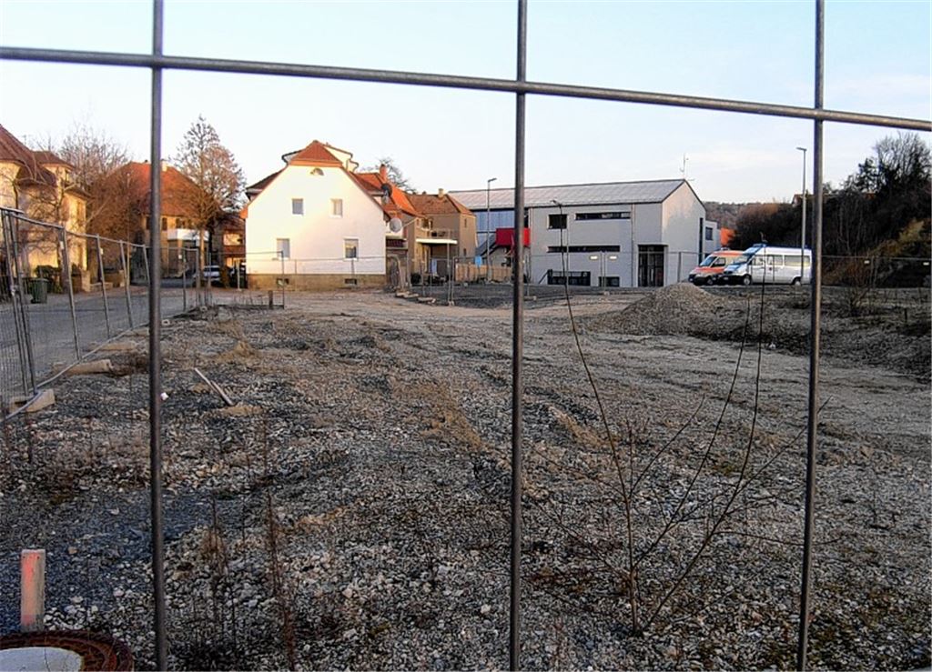 Das Feuerwehrhaus steht bereits, nun soll hier auch der Bauhof Platz finden.
