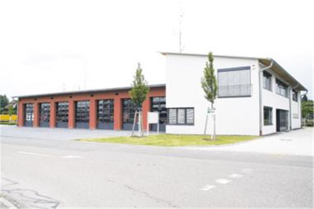 Das Feuerwehrhaus wird bald mit einem Schriftzug Feuerwehr gekennzeichnet. 
Foto: Goertz