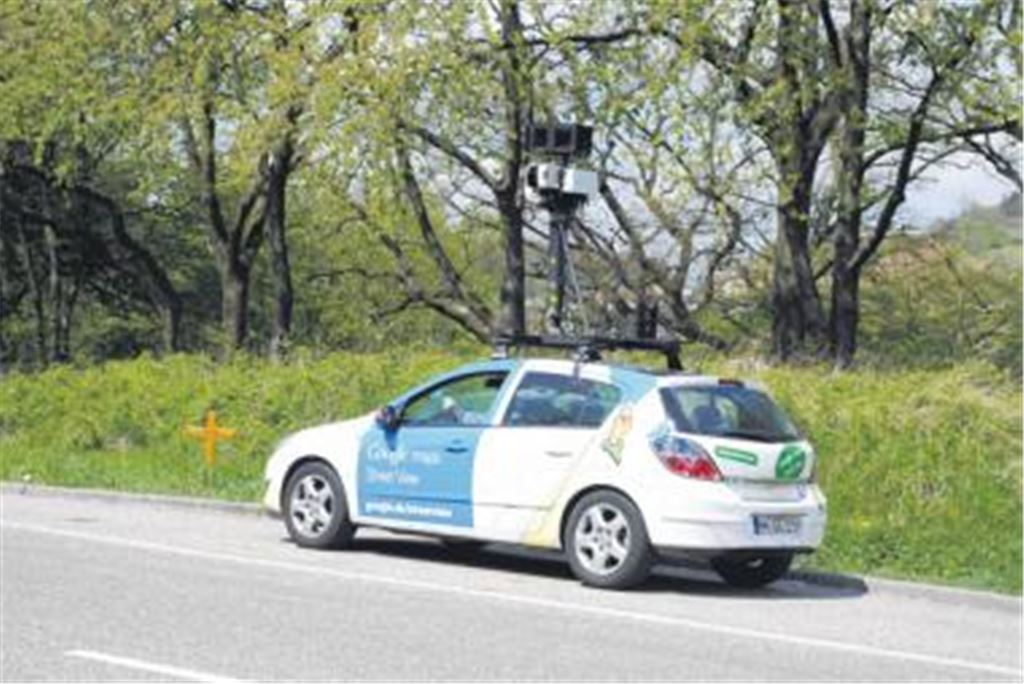 Das Filmteam des Internetdienstes auf der B10 bei Enzberg.
Foto: Myroshnichenko