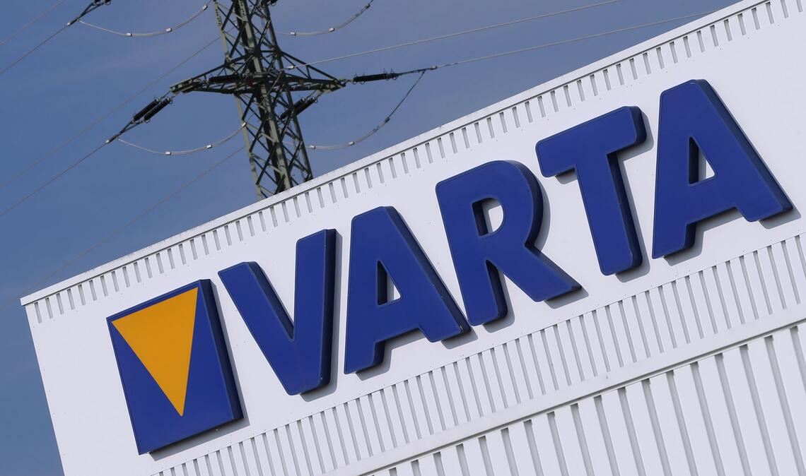 Das Firmenlogo und der Schriftzug «Varta» stehen an einem Firmengebäude des Batterieherstellers (Archivbild).