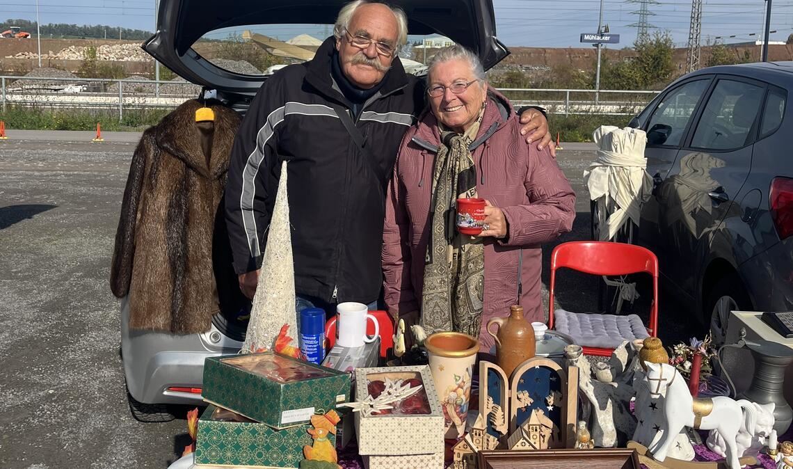 Flohmarkt-Fundus erzählt vielfältige Geschichten Das Flohmarkt-Gespann Margit Reiling und Claus Ziebarth ist seit fast zehn Jahren ein eingespieltes Team. Fotos: Seidel