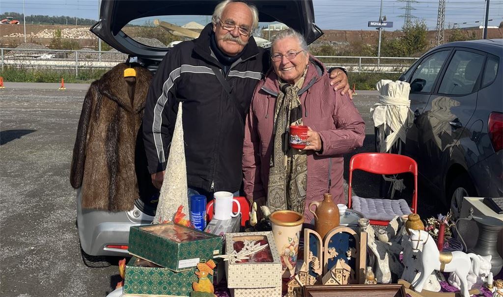 Das Flohmarkt-Gespann Margit Reiling und Claus Ziebarth ist seit fast zehn Jahren ein eingespieltes Team. Fotos: Seidel