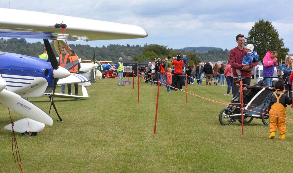 Das Flugplatzfest lockt die Menschen in Scharen an. Auch wer nicht selbst abhebt, kann in die Faszination des Fliegens eintauchen. Fotos: Stahlfeld, Räuchle (2)