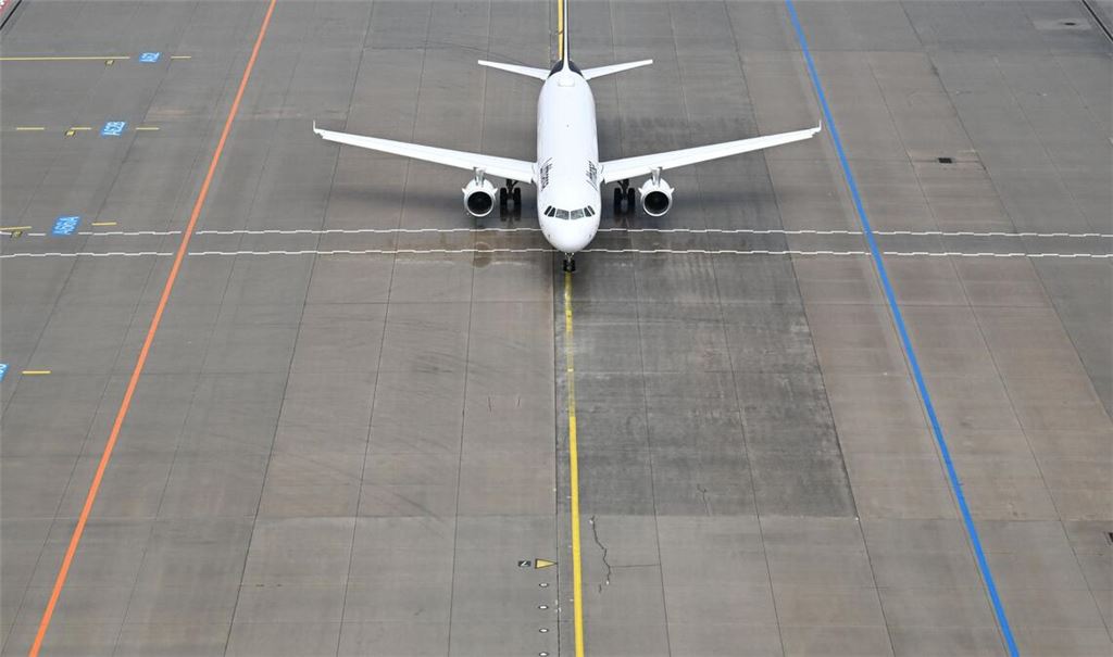 Das Flugzeug stand mehr als eine Stunde nach dem ursprünglich geplanten Abflug noch auf dem Vorfeld des Flughafens. (Symbolbild)