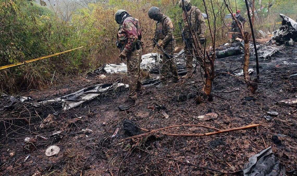 Das Flugzeug stürzte in einer hügeligen Gegend ab.