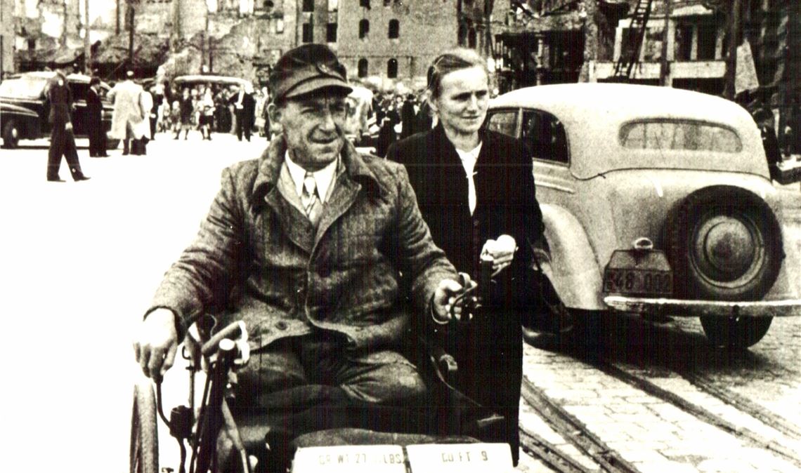 Das Foto eines Kriegsversehrten auf seinem Dreirad, der sich für die Entgegennahme des Care-Paktes auf dem Pforzheimer Marktplatz „in Schale“ geworfen hat, sollte als Zeugnis der Zerstörung und der Not um die Welt gehen. Fotos: Stadtarchiv/Repro: Oliver Linde