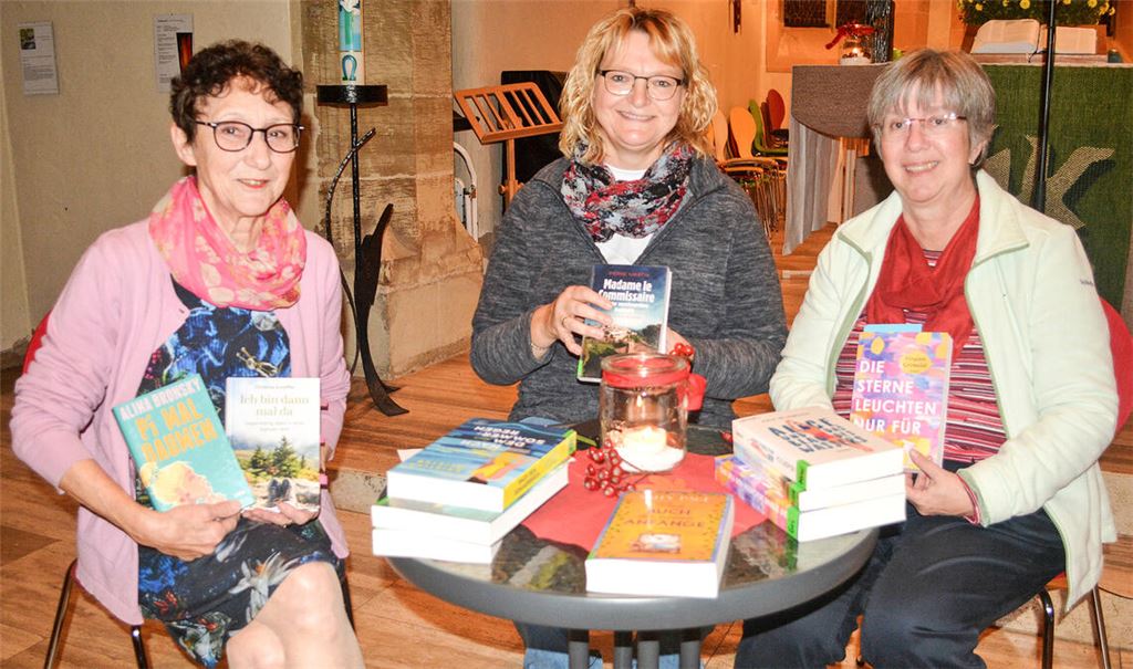 Das Foto zeigt Rotraut Knodel (v.li.), Natascha Berghänel und Tordis Oder bei der Vorstellung ihrer „Wohlfühlbücher“ aus der Illinger Bücherei. Foto: Stahlfeld