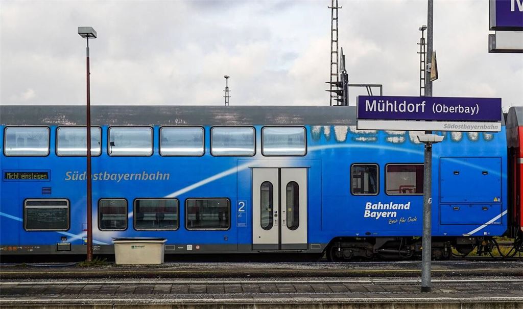 Das Foto zeigt den Bahnhof in Mühldorf. Aus noch unklaren Gründen waren auf der Bahnstrecke von München nach Mühldorf zwei Züge auf demselben Gleis gefahren (Symbolfoto).