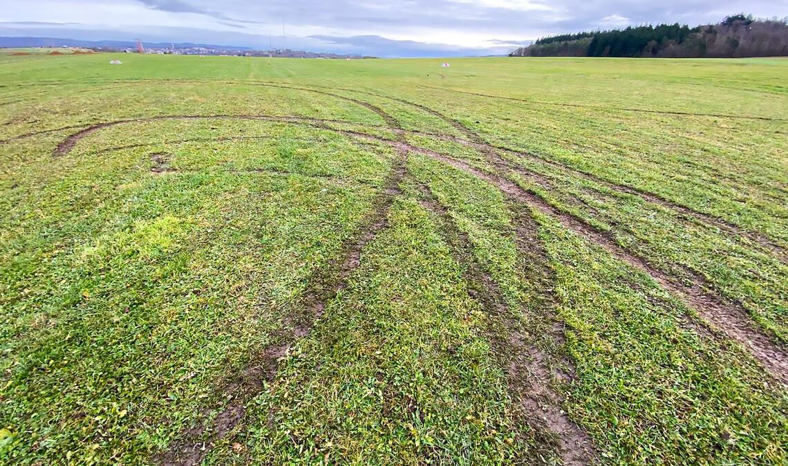 Das Foto zeigt den beschädigten Start- und Landeplatz, der nun in mühevoller Arbeit wieder instand gesetzt werden muss. Foto: FSC Mühlacker
