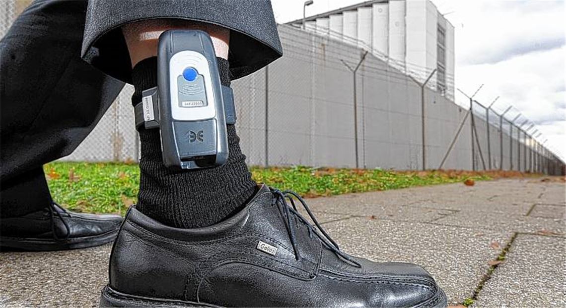 Das Foto zeigt eine elektronische Fußfessel, wie sie auch entlassene Straftäter aus der Heimsheimer Justizvollzugsanstalt nutzen. Die Häftlinge, die das Gerät im Rahmen eines Modellversuchs testen, werden von einer privaten Sicherheitsfirma überwacht, die das Funksignal der Fußfessel verfolgt. Der Hausarrest soll den Straftätern eine schnellere Wiedereingliederung in den Alltag ermöglichen.