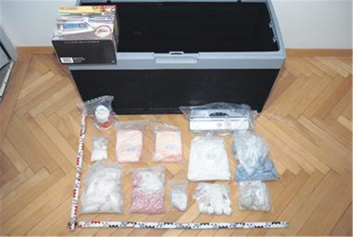 Das Foto zeigt einen Teil des sichergestellten Rauschgifts: Bei den verschiedenen Substanzen handelt es sich um Amphetamine, Ecstasy-Tabletten, Chrystal Speed und Marihuana.
Foto: Polizei