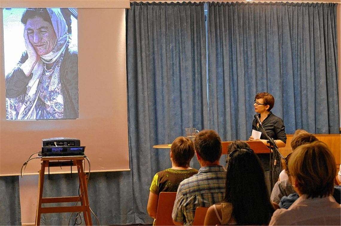 Das Foto zeigt laut Inga Läuter eine Frau in den Vierzigern, die durch das Leid um Jahre gealtert ist. Ihre Tochter, so hat sie erfahren, ist tot.