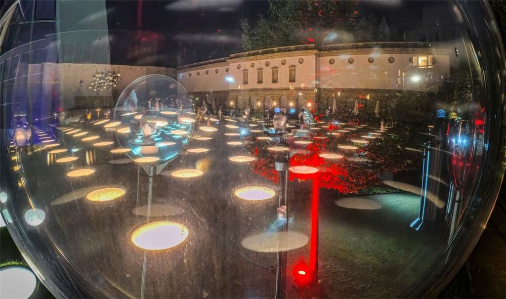 Das Frankfurter Städel, hier mit illuminiertem Garten, gehört zu den Museen, die einen langen Donnerstag anbieten. (Archivbild)