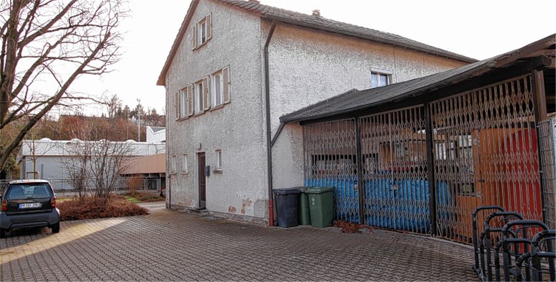 Das Freibad befindet sich im Winterschlaf, die Pforte ist geschlossen. Der Zugang soll umgestaltet werden. In der Überlegung ist eine gemeinsame Lösung mit dem Hallenbad. 