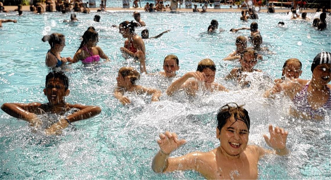 Das  Freibad in Mühlacker lockt bei gutem Wetter Groß und Klein an. Foto: Fotomoment