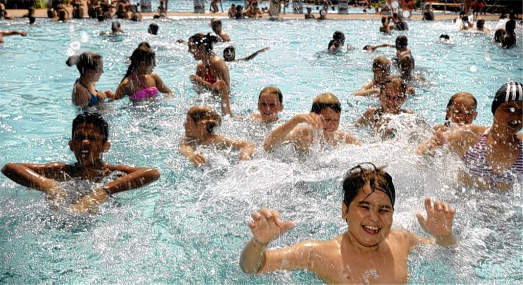 Das  Freibad in Mühlacker lockt bei gutem Wetter Groß und Klein an. Foto: Fotomoment