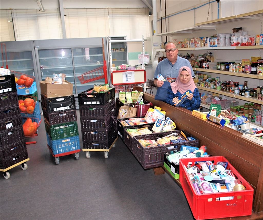 Das Führungsduo des Tafelladens, Bäuchle/Barutcu, dankt im Namen aller Mitarbeiterinnen und Mitarbeiter für die reichlichen Spenden zum Erntedankfest. Foto: Filitz