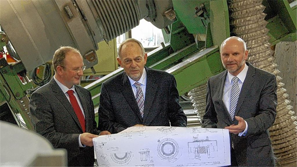 Das Führungsteam der Witzenmann-Gruppe (v. li.): Dr. Andreas Kämpfe, Dr. Hans-Eberhard Koch und Dr. Gerhard Flöck, vor einem Großkompensator für die Chemieindustrie.