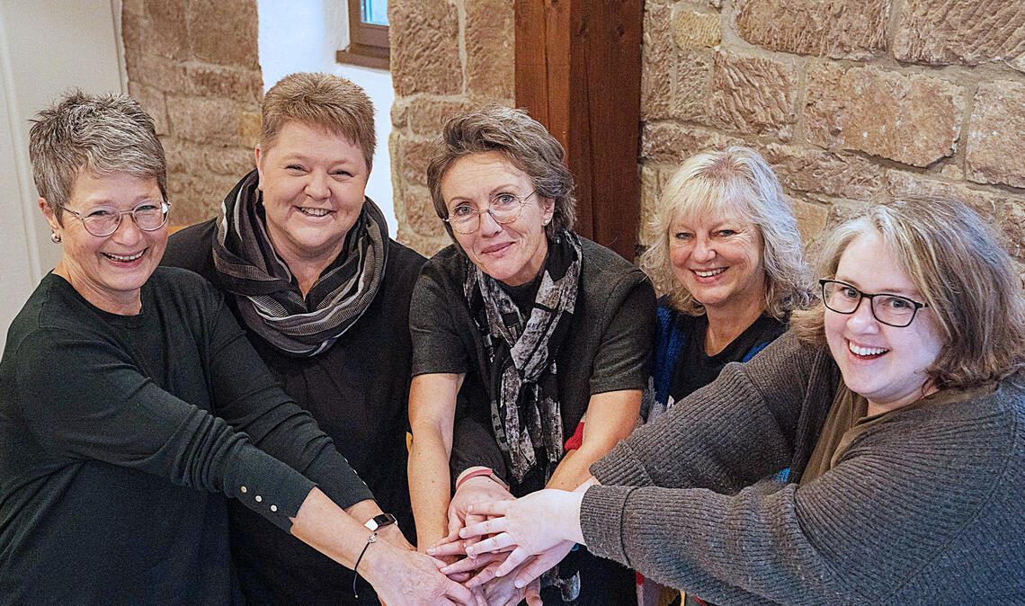 Das Führungsteam des Maulbronner Vereins für Nachbarschaftshilfe (v.li.): Kassiererin Britta Adam, Beisitzerin Stefanie Beck, die Vorsitzende Susanne Kiefner, Maltherapeutin Angela Stark und die Vize-Vorsitzende Tanja Gregori. Foto: Recken