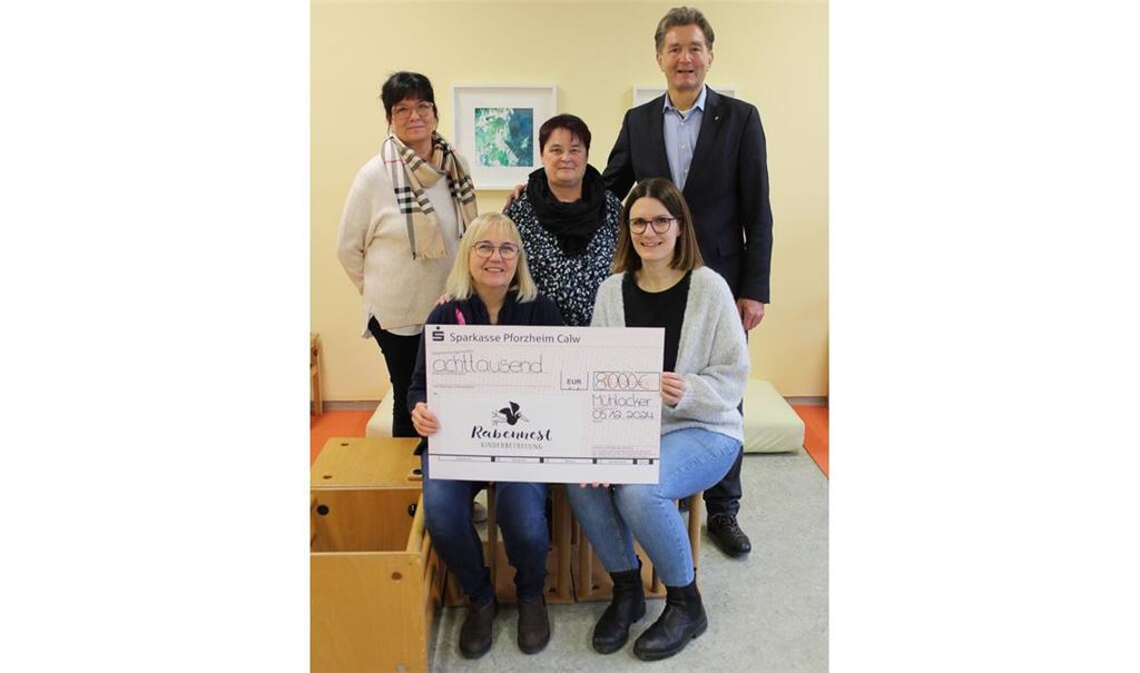 Das Führungsteam des Rabennests (v. li.) mit Sabine Kistner-Brenner, Carmen Olt, Karin Lutz, und Katharina Pfirrmann freut sich über die Weihnachtsspende in Höhe von 8000 Euro, überreicht durch den Geschäftsführenden Gesellschafter der Firma Craiss, Michael Craiss. Foto: Firma Craiss