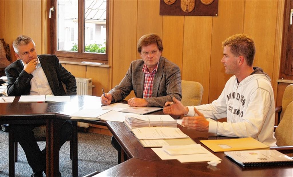 Das Führungstrio des Schulverbands (v.re.): Kämmerer Matthias Enz, Vorsitzender Karlheinz Oehler und Vize Jörg-Michael Teply stellen den Haushalt für 2014 vor.