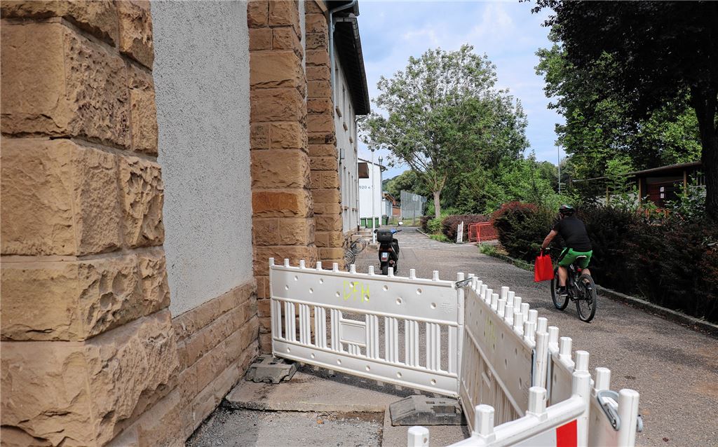 Das Fundament der Turn- und Festhalle ist freigelegt, um die Ursache für das instabile Dach des Gebäudes zu finden, das direkt am Freibadgelände (re.) und an der Weissach liegt.Wewoda
