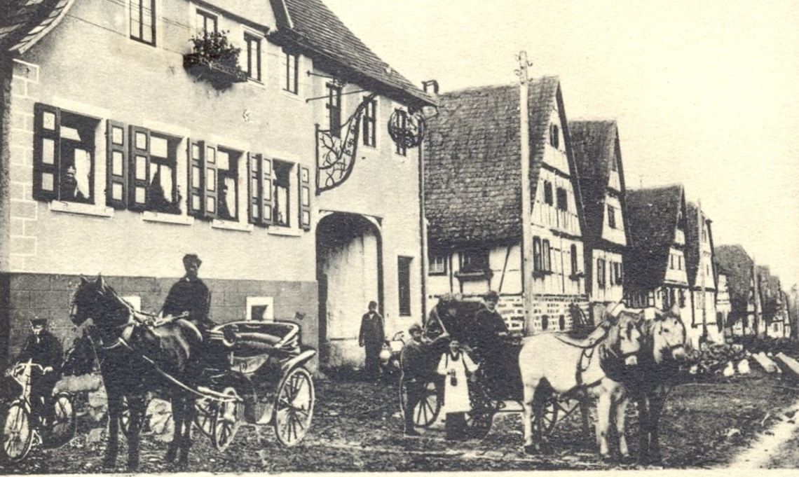 Das Gasthaus „Zum Hirsch“ in Göbrichen, hier auf einer Aufnahme von 1910, gibt es längst nicht mehr, wenngleich das Gebäude noch steht. Doch den Beinamen „Hirsche“, den sich die Göbricher vor 250 Jahren wegen der Verwechslung eines Jägers eingefangen haben sollen, werden sie beibehalten. Archivfoto: Dietrich