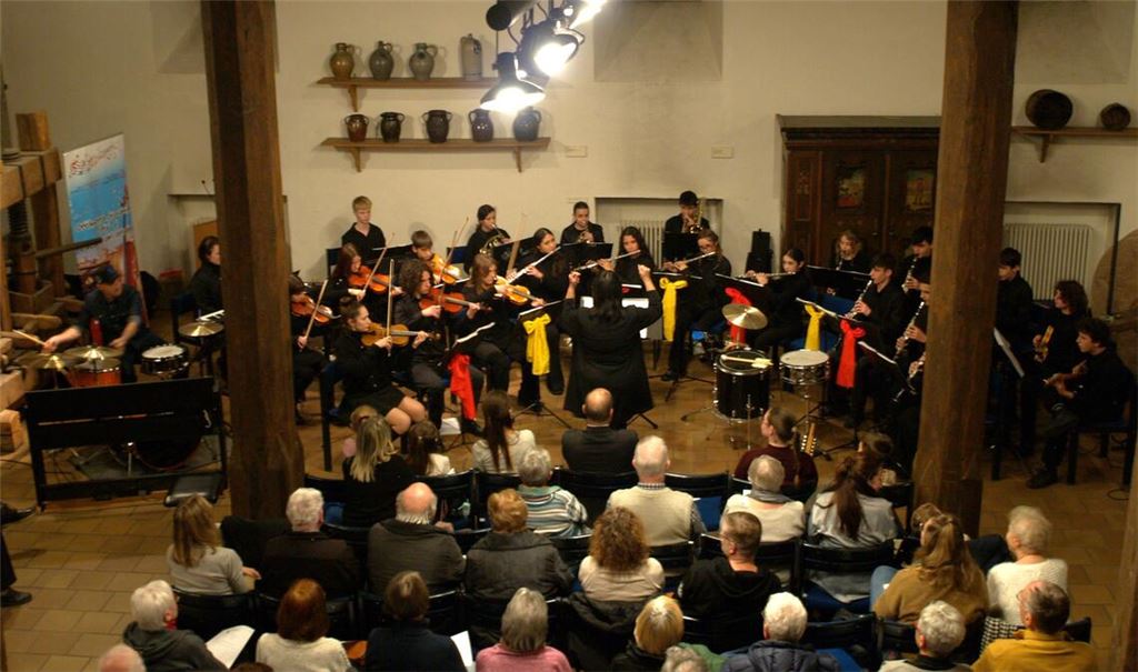 Das Gastorchester präsentiert sich, vielseitig besetzt, einem aufgeschlossenen und musikbegeisterten Publikum in der voll besetzten Kelter. Foto: Filitz