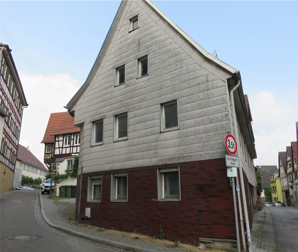 Das Gebäude Marktstraße 2 steht leer und soll nun einen Käufer finden. Foto: Becker
