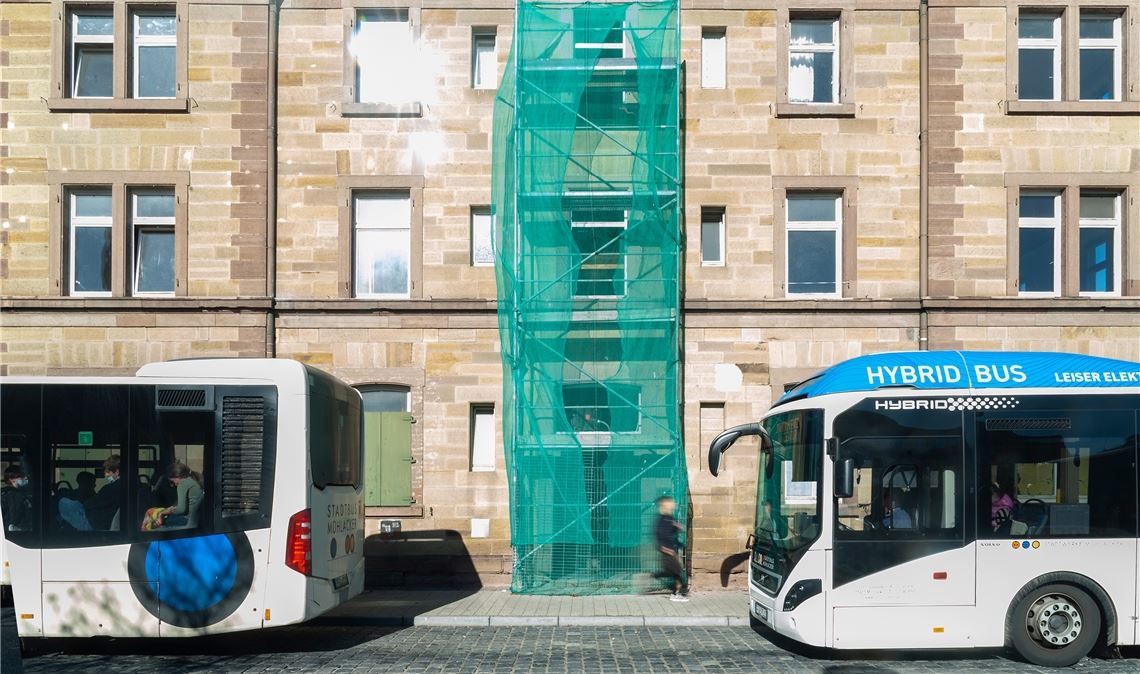 Das Gebäude am Bahnhof wird seit dem Feuer im April – unten die Polizei bei der Spurensuche im Eingangsbereich – saniert.Fotos: Archiv, Fotomoment