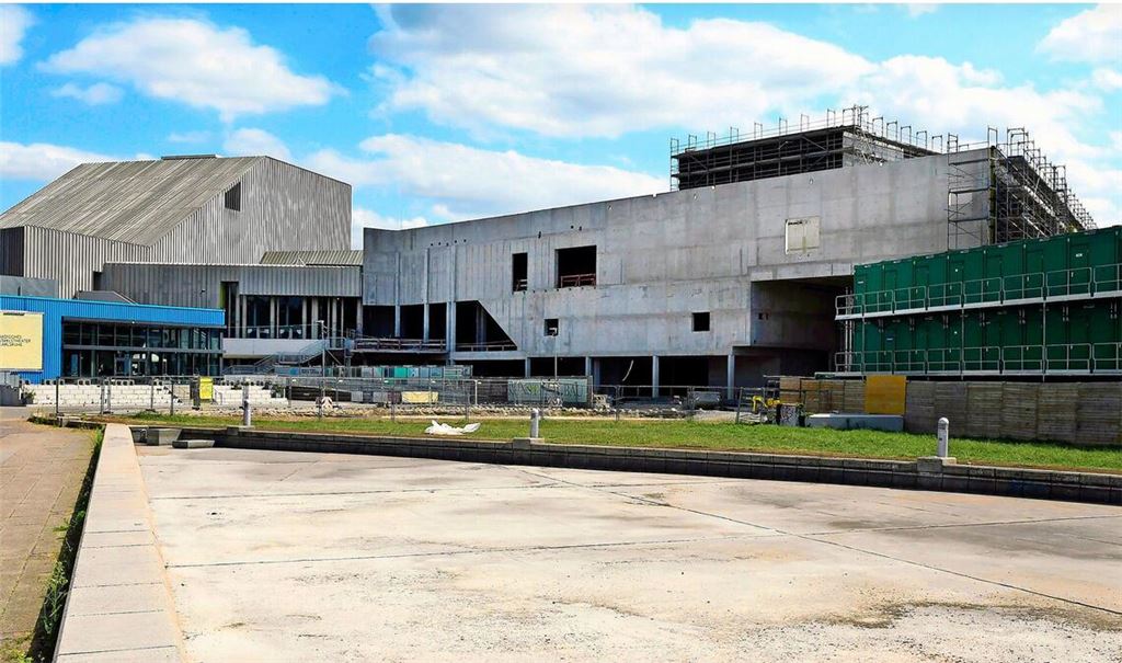Das Gebäude von der West-Seite im August.