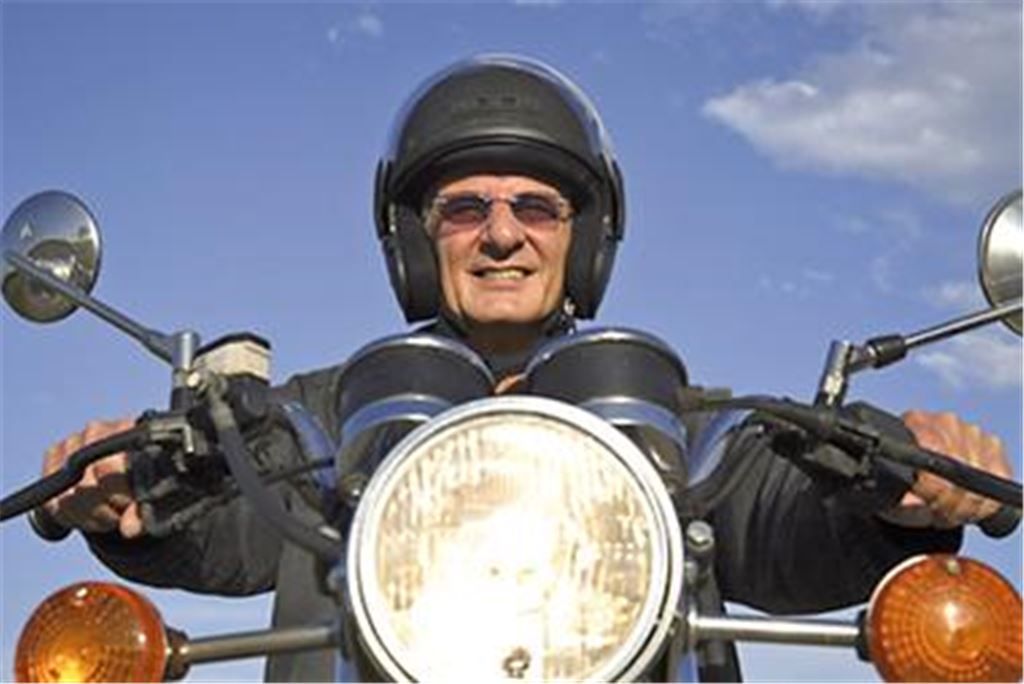 Das Gefühl der Freiheit genießen: Immer mehr Motorradfans im besten Alter erfüllen sich den Traum von der eigenen Maschine, am besten gleich einer mit viel PS. Doch Experten warnen. Vielen Wiedereinsteigern fehle es nach jahrelanger Pause an der nötigen Fahrpraxis.
Foto: Fotolia