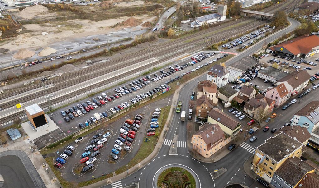 Das Gelände „Lienzinger Tor“ am Bahnhof in Mühlacker. Schon jetzt würden hier die Parkplätze knapp, beklagen Pendlerinnen und Pendler. Foto: Fotomoment