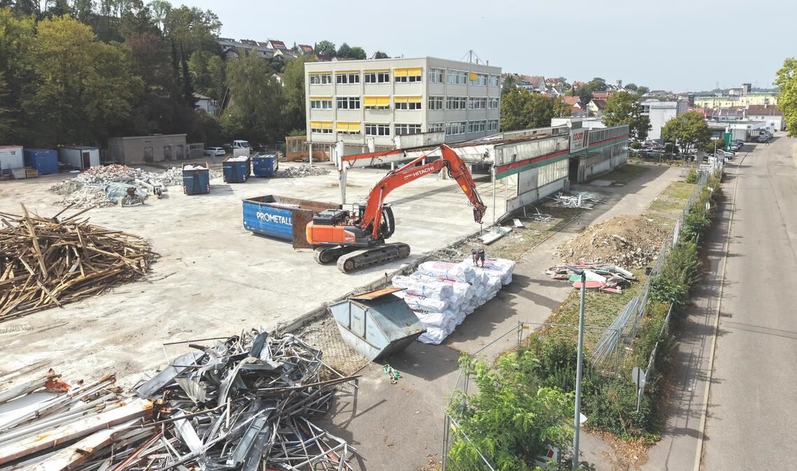 Das Gelände des alten Baumarkts an der Industriestraße präsentiert sich in diesen Tagen recht übersichtlich, die Halle ist inzwischen weitgehend abgerissen. Fotos: Schüller