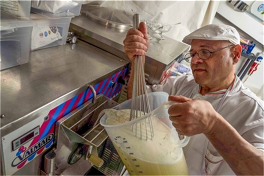 Das Gemisch aus frisch gepressten Zitronen und Zucker füllt Enzo Greco in die Eismaschine. Unten kommt das Ganze als Granita Siciliana wieder heraus – lecker!Fotos: Recken