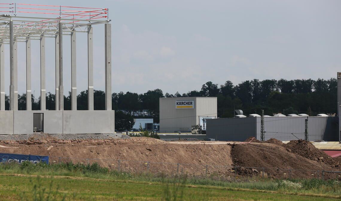 Das Gerippe der ersten Prologis-Halle in Illingen steht und macht die Dimensionen des Projekts deutlich. Rechts im Bild ein Gebäude der Kärcher-Niederlassung. Foto: Disselhoff