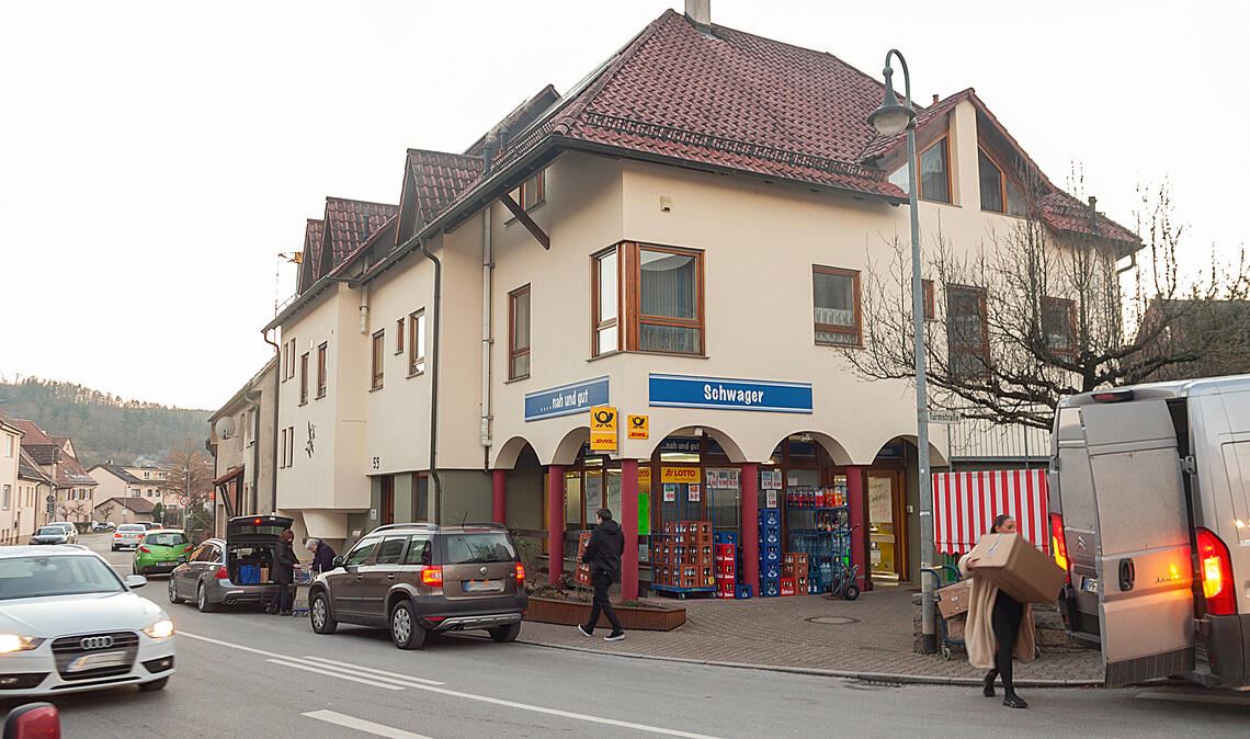 Das Gerücht, dass es um den Lomersheimer Supermarkt, hier noch mit altem Namen, neue Parkverbotsschilder geben soll, verwirft Ordnungsamtsleiter Tobias Lichter. Foto: Archiv